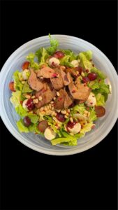 Теплый салат с уткой жареным виноградом и клубничным соусом