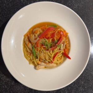 Лапша с цыпленком в кисло-сладком соусе