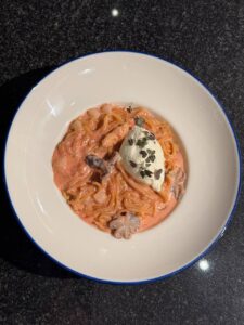 Лапша с морепродуктами под соусом сливочный унаги